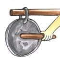 打锣 beats the gong